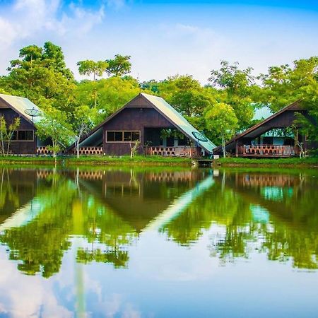 Tanita Lagoon Resort Udon Thani Bagian luar foto