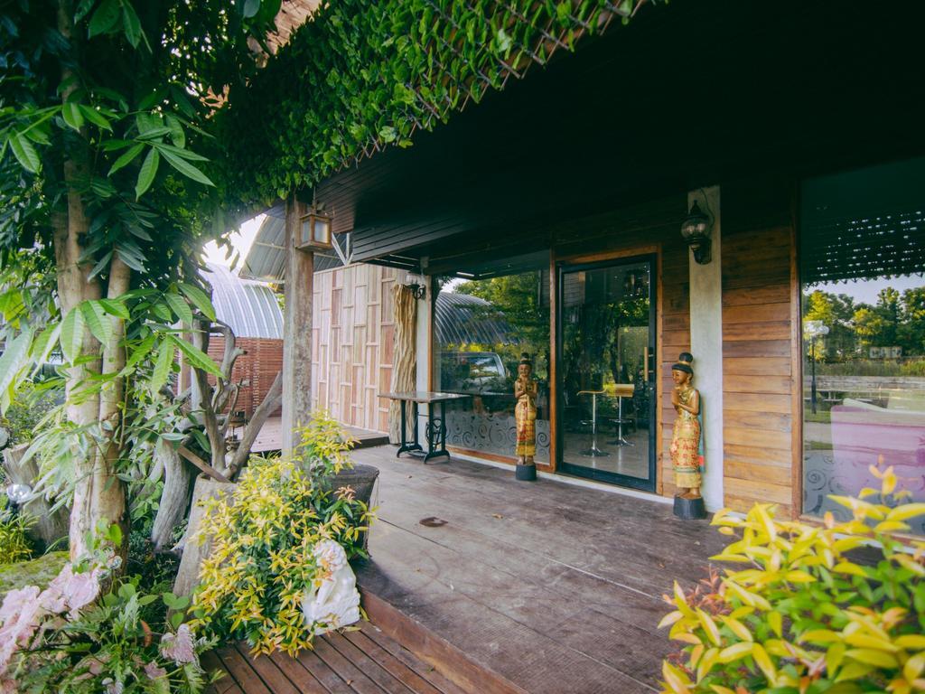 Tanita Lagoon Resort Udon Thani Bagian luar foto