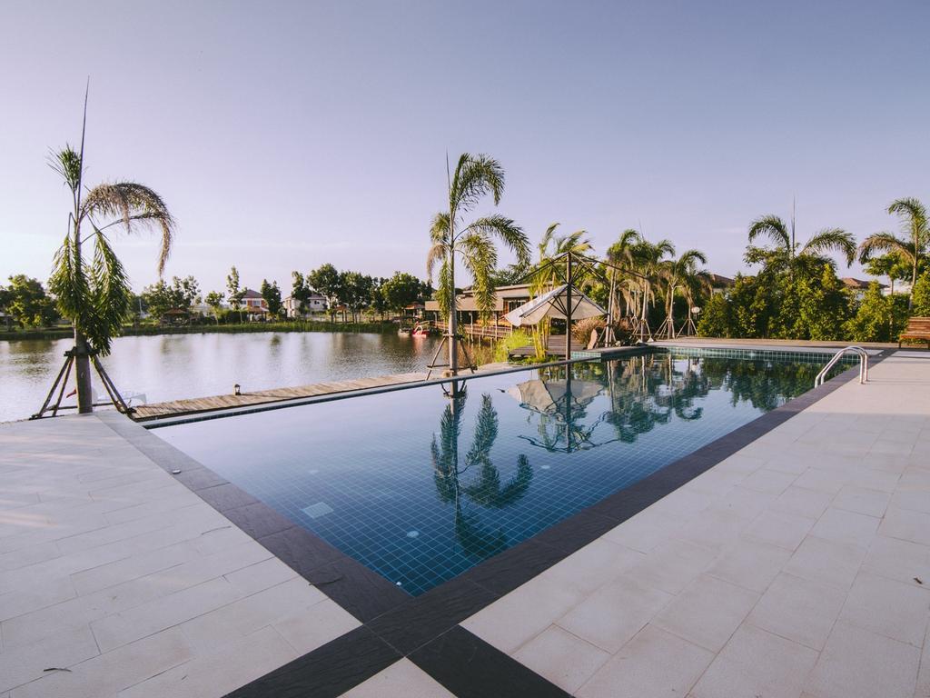 Tanita Lagoon Resort Udon Thani Bagian luar foto