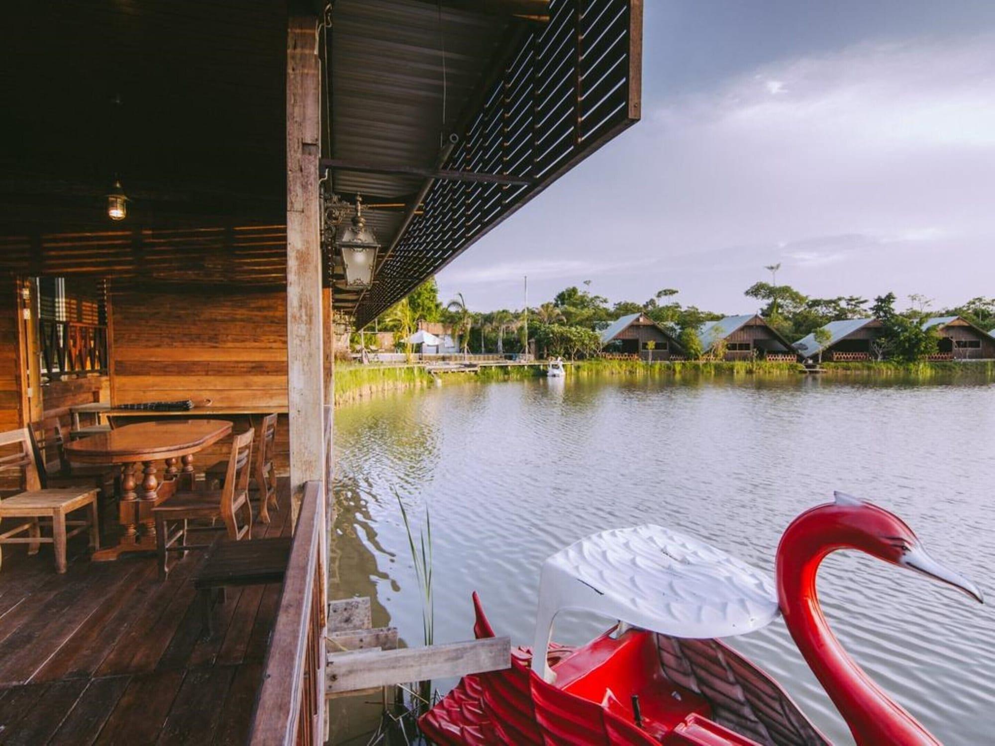 Tanita Lagoon Resort Udon Thani Bagian luar foto