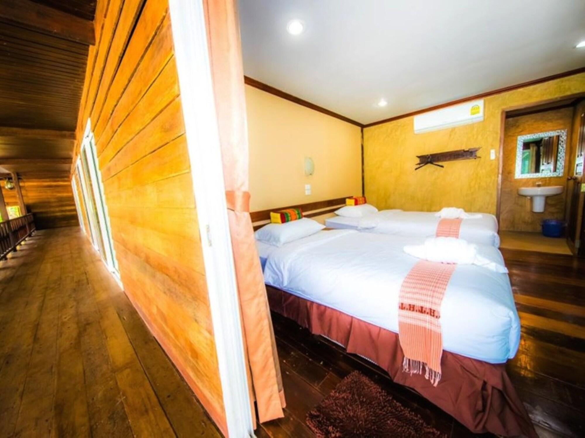 Tanita Lagoon Resort Udon Thani Bagian luar foto