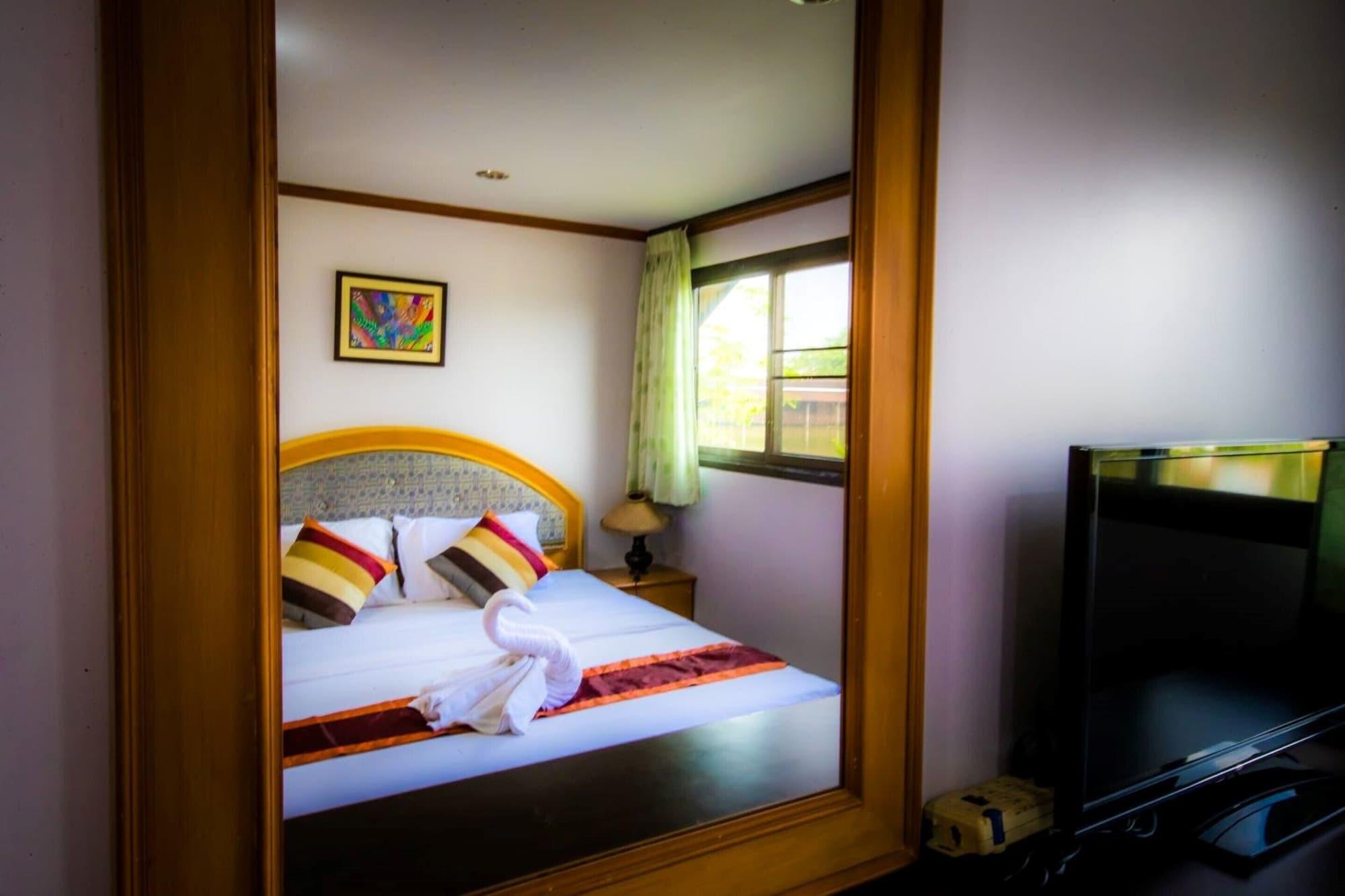 Tanita Lagoon Resort Udon Thani Bagian luar foto