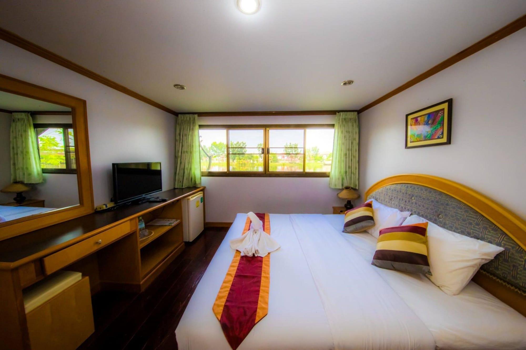 Tanita Lagoon Resort Udon Thani Bagian luar foto
