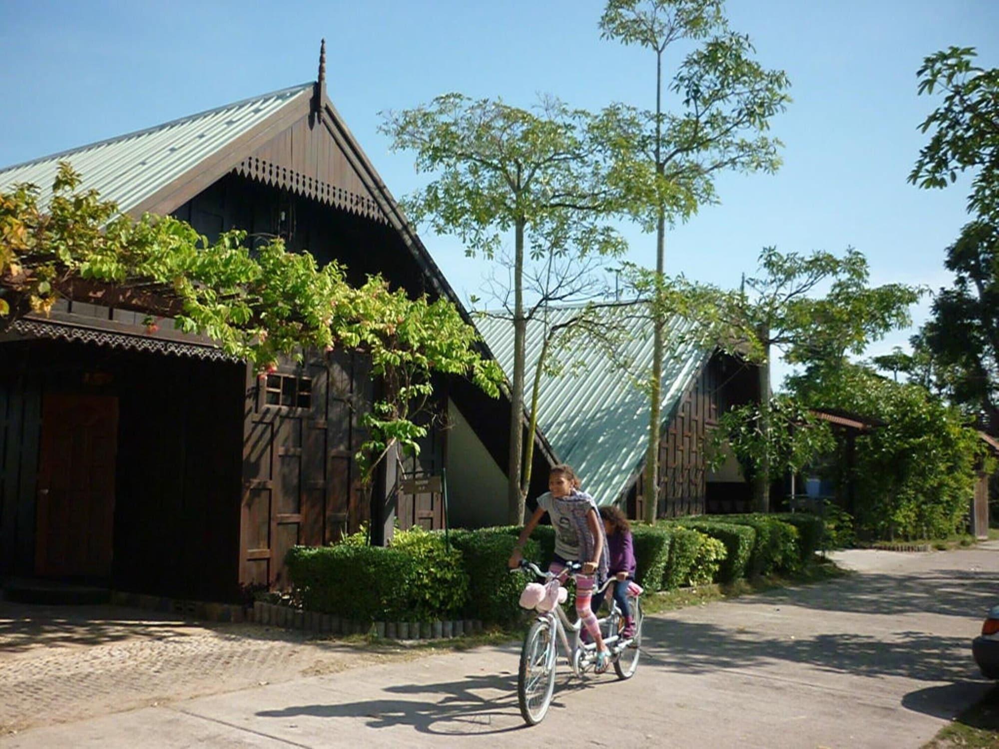 Tanita Lagoon Resort Udon Thani Bagian luar foto