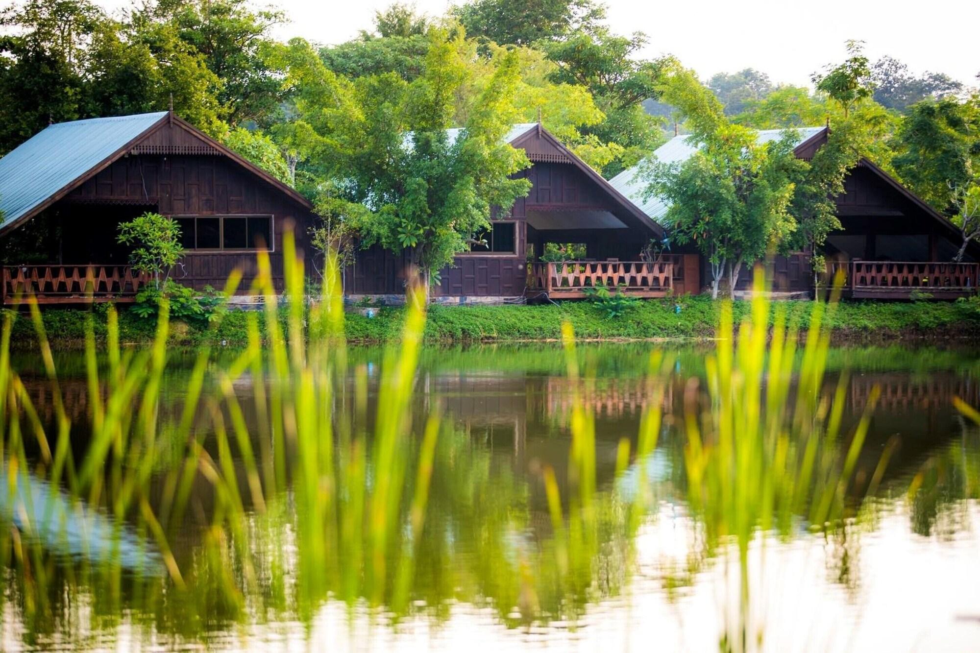 Tanita Lagoon Resort Udon Thani Bagian luar foto
